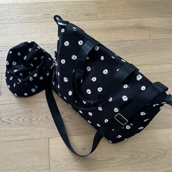 NWOT Alice & Olivia Duffle Bag with Bucket Hat - Picture 7 of 9